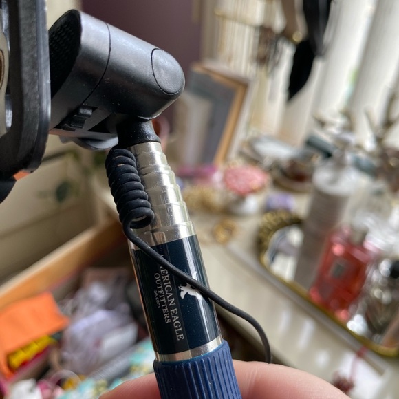 ABERCROMBIE & FITCH SELFIE STICK - CONNECTS TO PHONE! - Picture 4 of 4